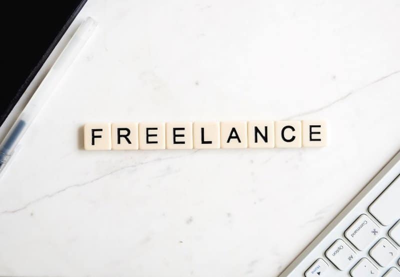 freelancer adalah seseorang yang bekerja tanpa ikatan suatu perusahaan