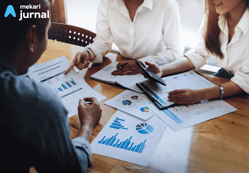 perbandingan penggunaan software akuntansi dan manual