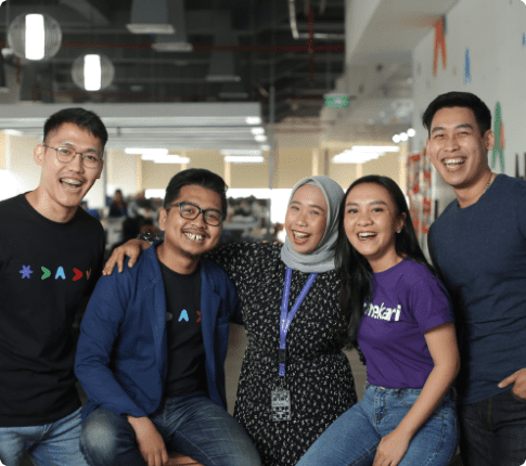 karyawan di kantor Mekari Jurnal